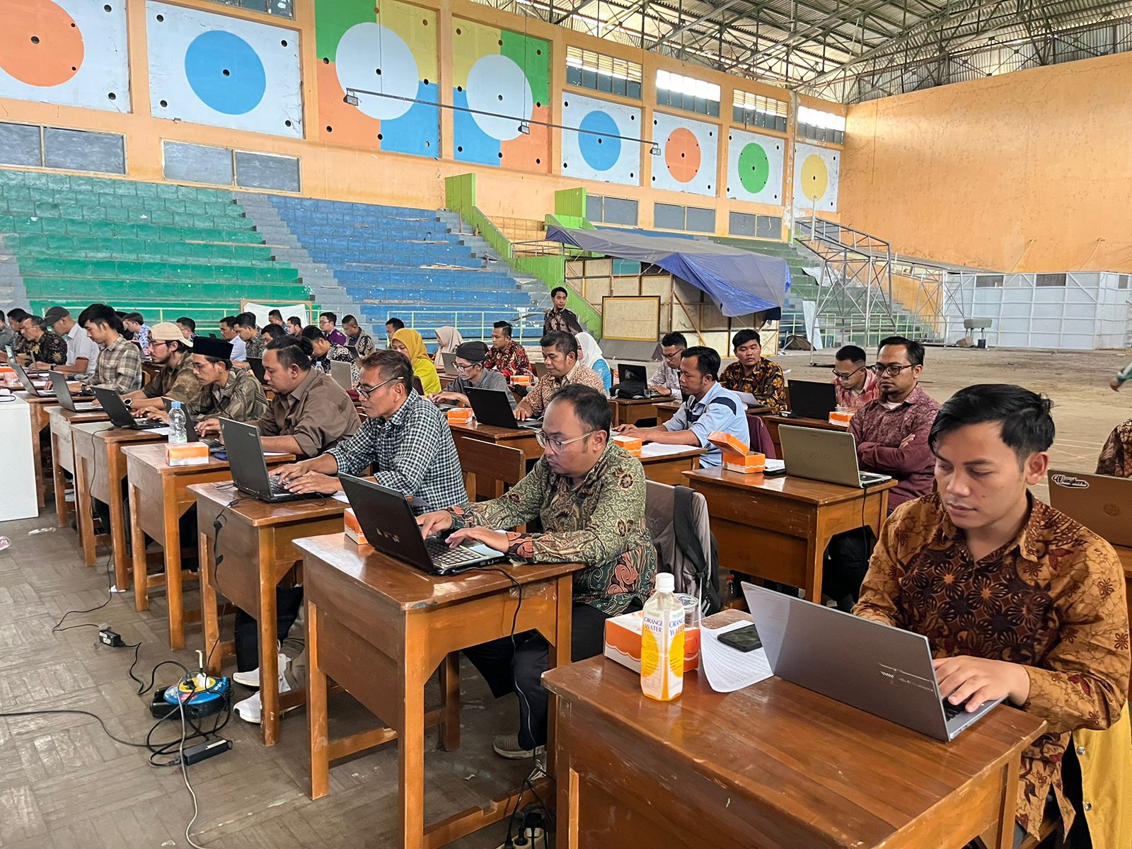 82 Anggota Panwaslu Existing mengikuti penilaian evaluasi kinerja dalam rangka pembentukan Panwaslu Kecamatan untuk Pemilihan 2024 di Sekretariat Bawaslu Kabupaten Bandung, Minggu (28/4/2024).