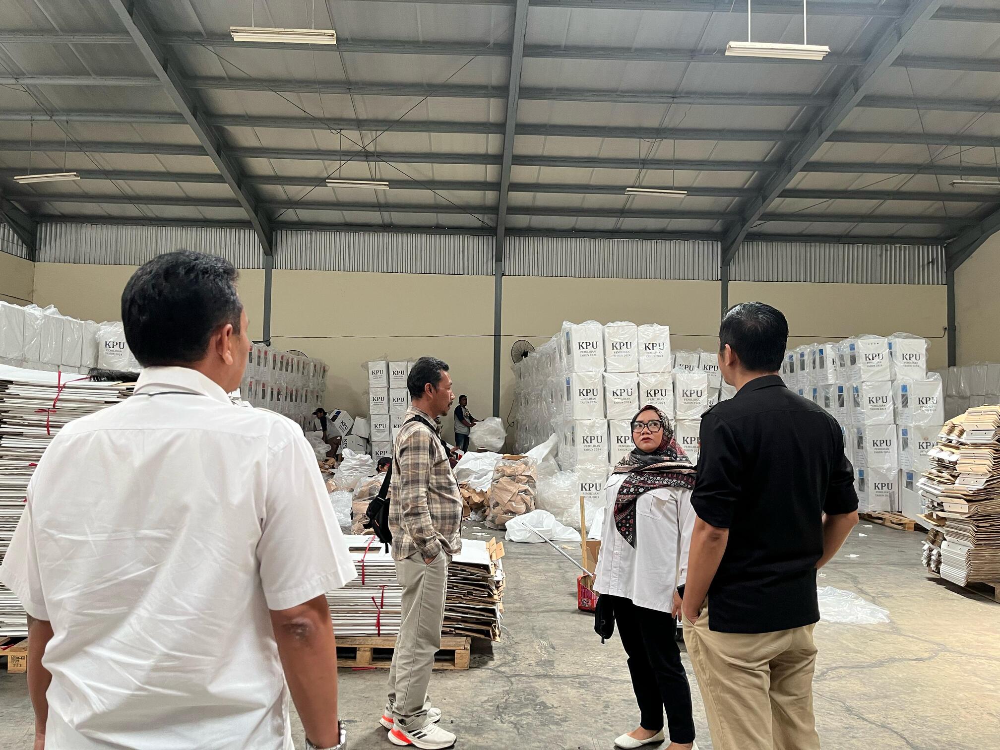BAWASLU KABUPATEN BANDUNG LAKUKAN PENGAWASAN PENGOSONGAN LOGISTIK PEMILIHAN SERENTAK TAHUN 2024