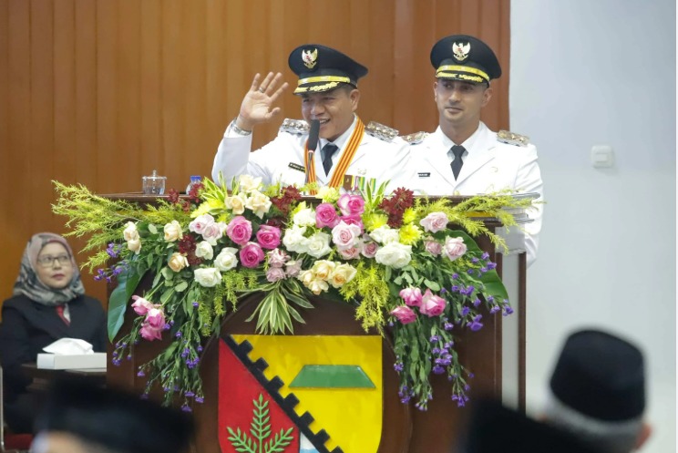 Dadang Supriatna dan Ali Syakieb Rapat Paripurna Penyampaian Visi dan Misi Bupati dan Wakil Bupati Kabupaten Bandung 2025-2030