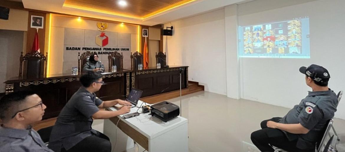 Ketua Bawaslu Kabupaten Bandung dan Koordiv Hukum Hadiri Webinar JDIH Bawaslu Jabar
