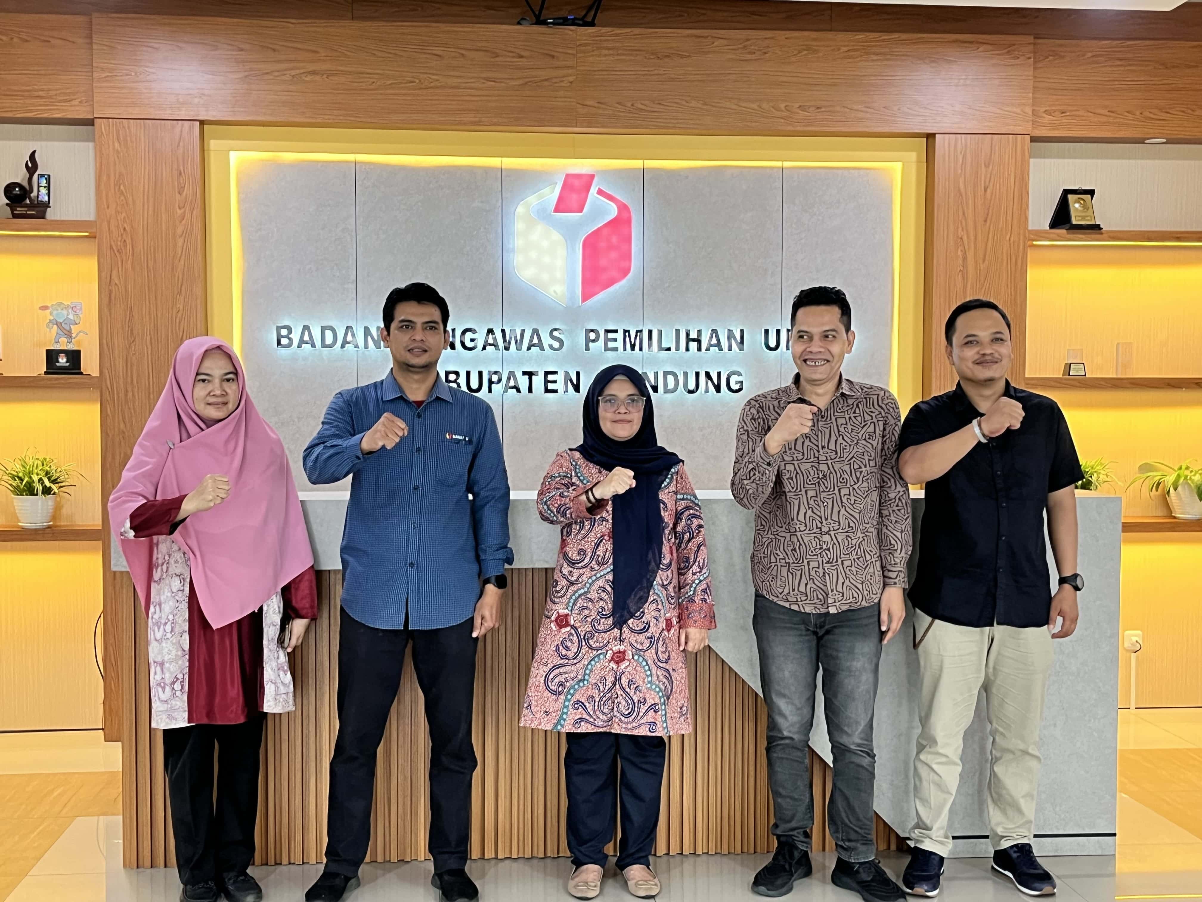 Kunjungan Kerja Anggota Bawaslu RI Lolly Suhenty Kunjungi ke Bawaslu Kabupaten Bandung