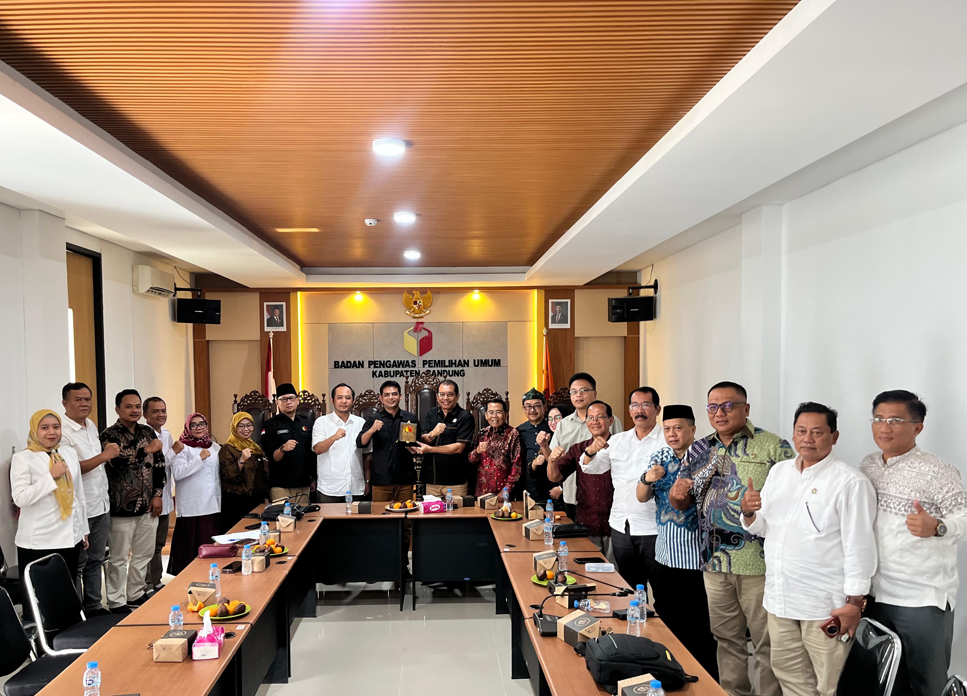 Perkuat Sinergi Pengawasan Pemilu, Bawaslu Kabupaten Bandung Terima Kunjungan Komisi I DPRD Jawa Barat