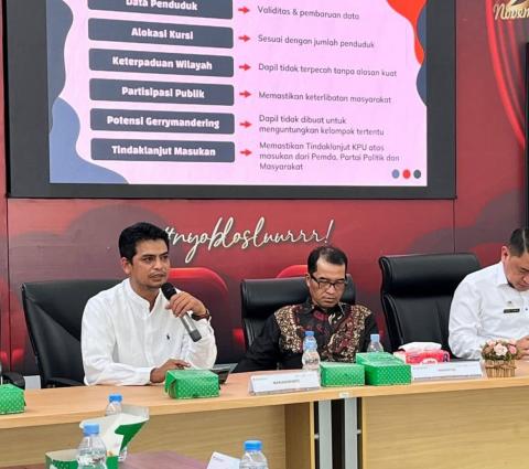 Ketua Bawaslu Kabupaten Bandung berikan paparan pada FGD Penataan Daerah Pemilihan yang diselenggarakan KPU Kabupaten Bandung